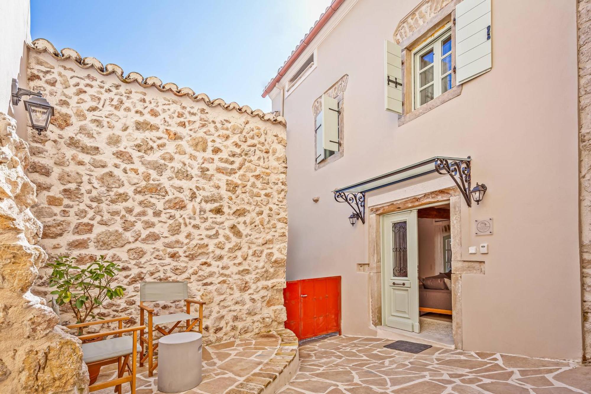 Courtyard Corfu * Lákones